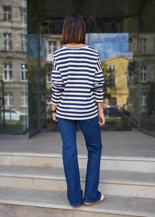 Bluzka damska oversize w granatowo-kremowe paski, z dekoltem V, długimi rękawami i ozdobnym postrzępionym dołem z napisem „DO NOT PASS”.
