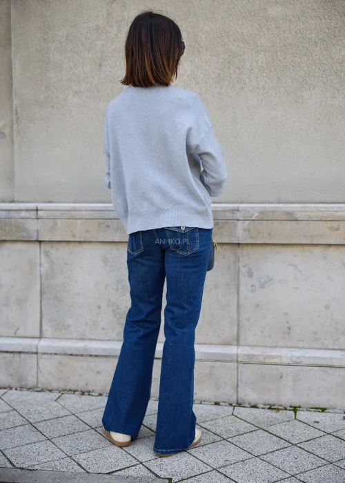 Dzianinowy sweter damski w jasnoszarym kolorze, o luźnym fasonie z długimi rękawami i dekoracyjną aplikacją motyla z denimu.