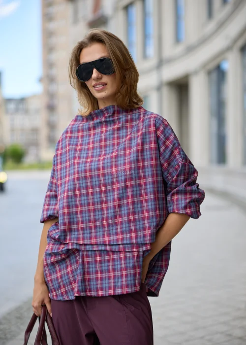 Materiał bluzki damskiej Calder w bordowo-niebieską kratę, luźny fason oversize z miękkim dekoltem i długimi rękawami.