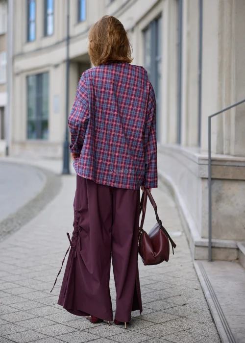 Materiał bluzki damskiej Calder w bordowo-niebieską kratę, luźny fason oversize z miękkim dekoltem i długimi rękawami.