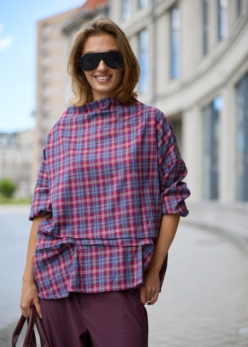 Materiał bluzki damskiej Calder w bordowo-niebieską kratę, luźny fason oversize z miękkim dekoltem i długimi rękawami.