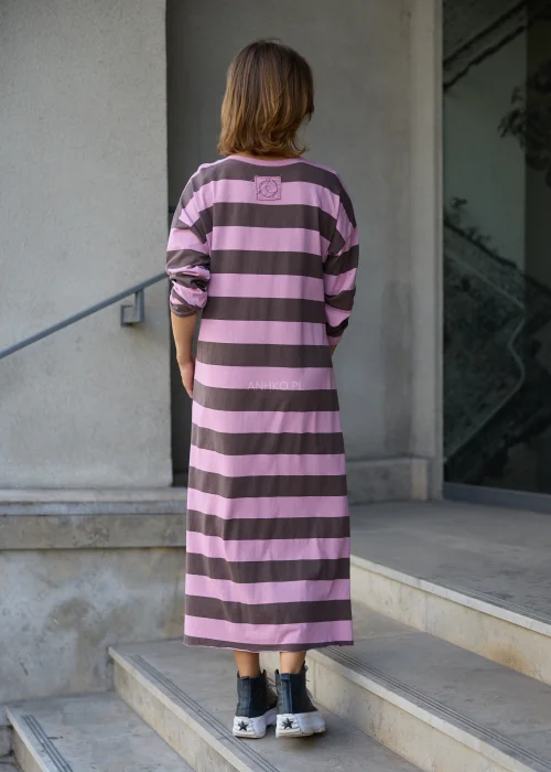 Dzianinowa sukienka damska Judi Stripe w różowo-brązowe pasy, luźny fason maxi z dekoltem V i długimi rękawami.