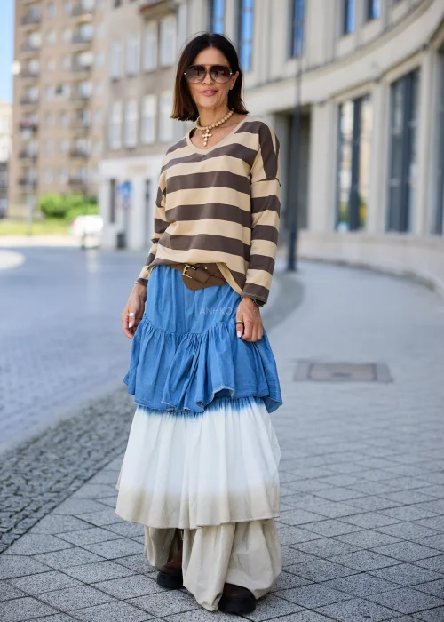 Bluzka damska oversize w szerokie beżowo-brązowe pasy, z dekoltem w serek, obniżoną linią ramion i długimi rękawami.