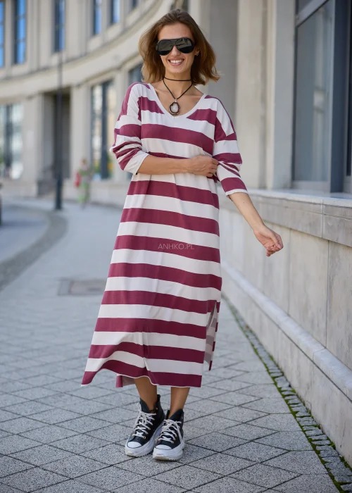 Dzianinowa sukienka damska Judi Stripe w różowo-śmietankowe pasy, luźny fason maxi z dekoltem V i długimi rękawami.