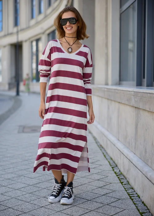 Dzianinowa sukienka damska Judi Stripe w różowo-śmietankowe pasy, luźny fason maxi z dekoltem V i długimi rękawami.
