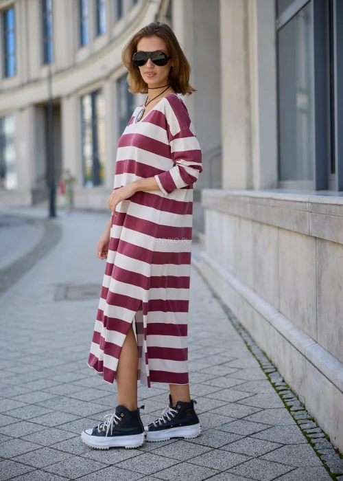 Dzianinowa sukienka damska Judi Stripe w różowo-śmietankowe pasy, luźny fason maxi z dekoltem V i długimi rękawami.