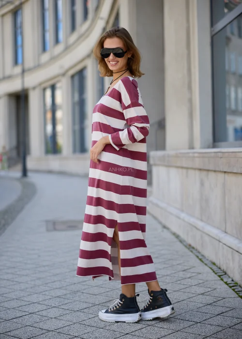 Dzianinowa sukienka damska Judi Stripe w różowo-śmietankowe pasy, luźny fason maxi z dekoltem V i długimi rękawami.
