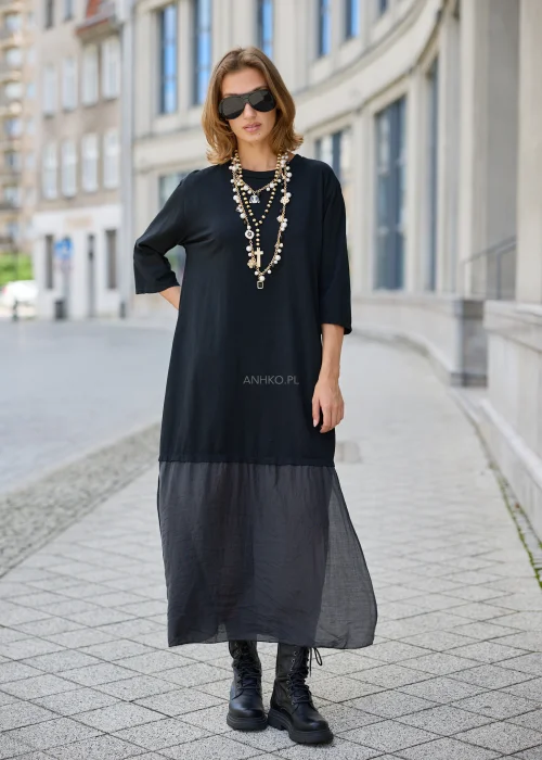 Czarna sukienka damska maxi o luźnym fasonie oversize, z rękawami 3/4 i kontrastowym, lekko transparentnym dołem z lekkiej tkaniny.