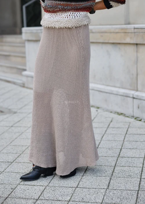 Dzianinowa spódnica damska maxi w kolorze taupe, o lekko rozszerzanym fasonie i ażurowej strukturze materiału.