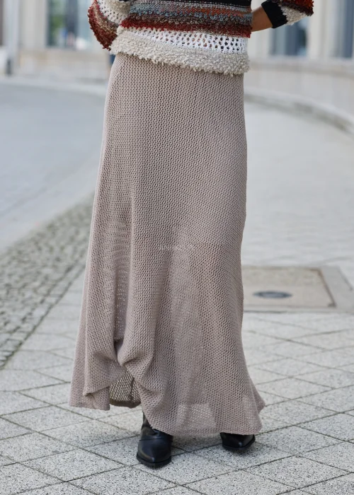 Dzianinowa spódnica damska maxi w kolorze taupe, o lekko rozszerzanym fasonie i ażurowej strukturze materiału.
