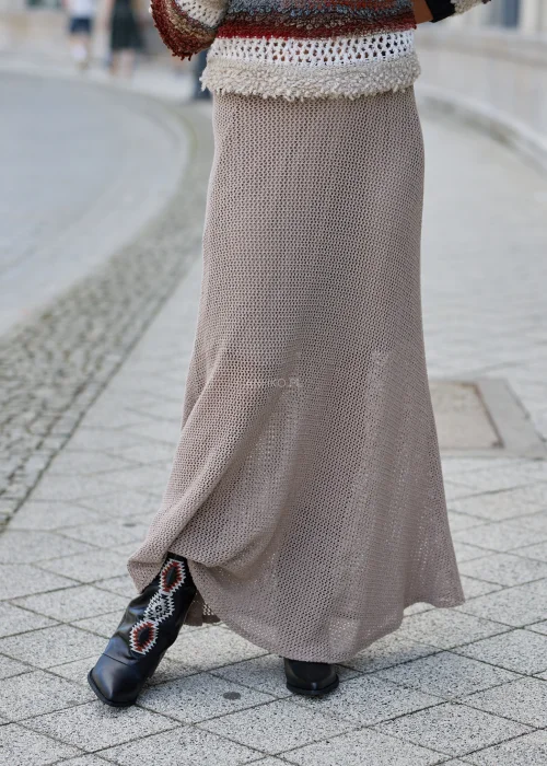 Dzianinowa spódnica damska maxi w kolorze taupe, o lekko rozszerzanym fasonie i ażurowej strukturze materiału.