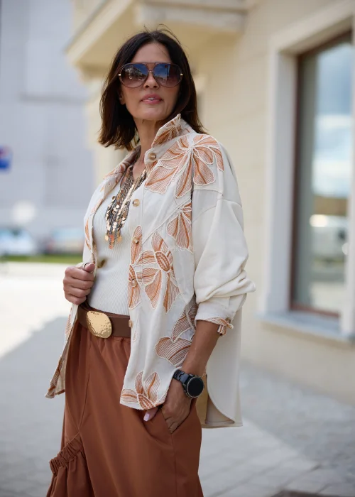 Naszyjnik kaskadowy w kolorze starego złota z wielowarstwowymi łańcuszkami i zawieszkami. Efektowna biżuteria damska w stylu boho, idealna do lnianych i eleganckich stylizacji.