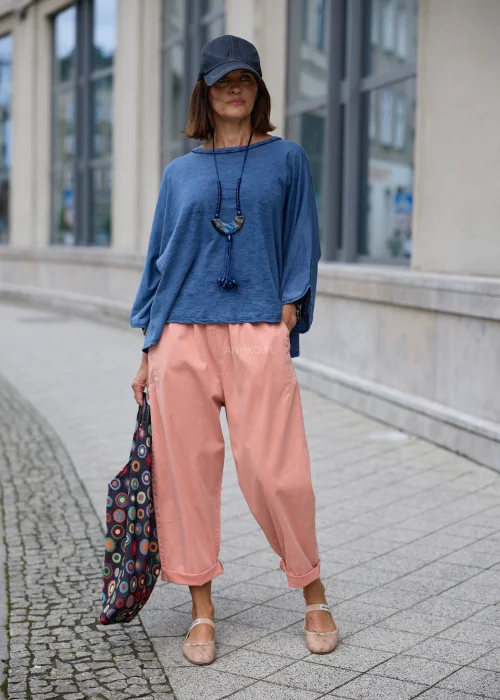 Niebieska bluzka damska oversize z szerokim dekoltem i rękawami 3/4