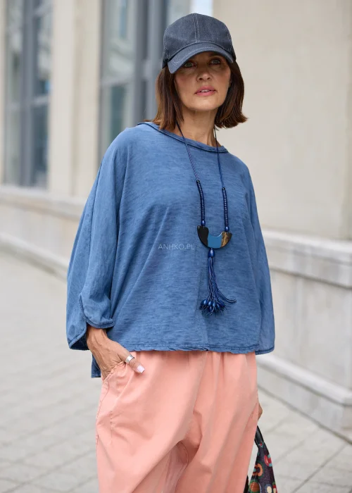 Niebieska bluzka damska oversize z szerokim dekoltem i rękawami 3/4