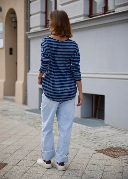 Bluzka damska oversize w granatowo-niebieskie paski, z szerokim okrągłym dekoltem, obniżoną linią ramion i długimi rękawami.
