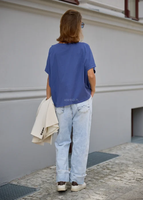Niebieska bluzka damska oversize z krótkim rękawem i szerokim dekoltem