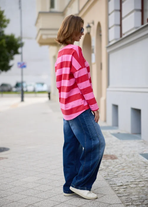 Denimowe jeansy damskie Varello w ciemnoniebieskim kolorze, szeroki fason wide leg z wysokim stanem i klasycznymi kieszeniami.