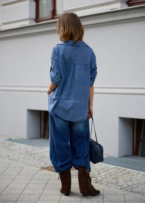 Denimowe jeansy damskie Varello w ciemnoniebieskim kolorze, szeroki fason wide leg z wysokim stanem i klasycznymi kieszeniami.