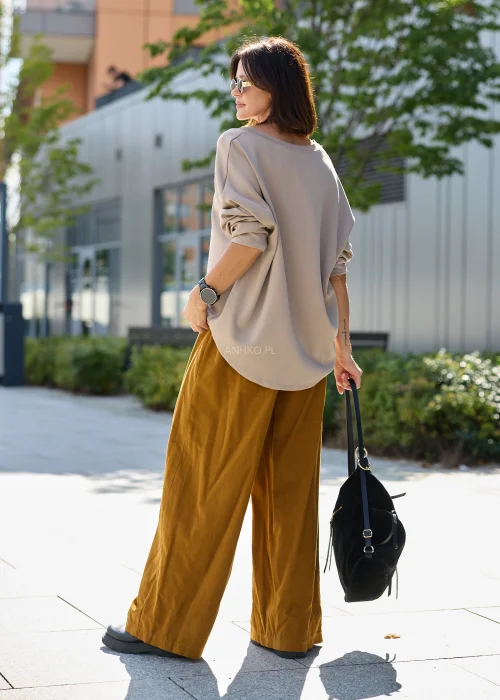 Bluzka damska oversize w kolorze Taupe, z długimi rękawami, okrągłym dekoltem i nadrukiem kobiety w okularach.