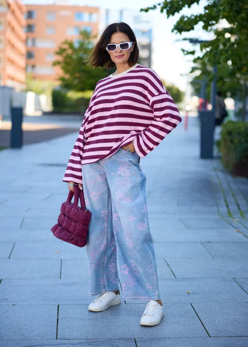 Jasnoniebieskie jeansy damskie wide leg z wysokim stanem i różowym kwiatowym wzorem