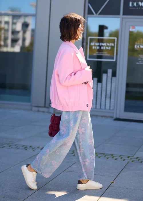 Jasnoniebieskie jeansy damskie wide leg z wysokim stanem i różowym kwiatowym wzorem