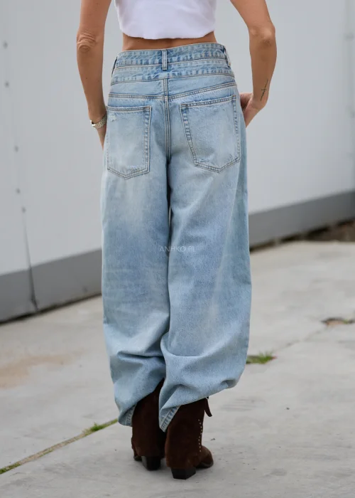 Jasnoniebieskie jeansy damskie Virello Double z podwójnym pasem i szerokimi nogawkami.