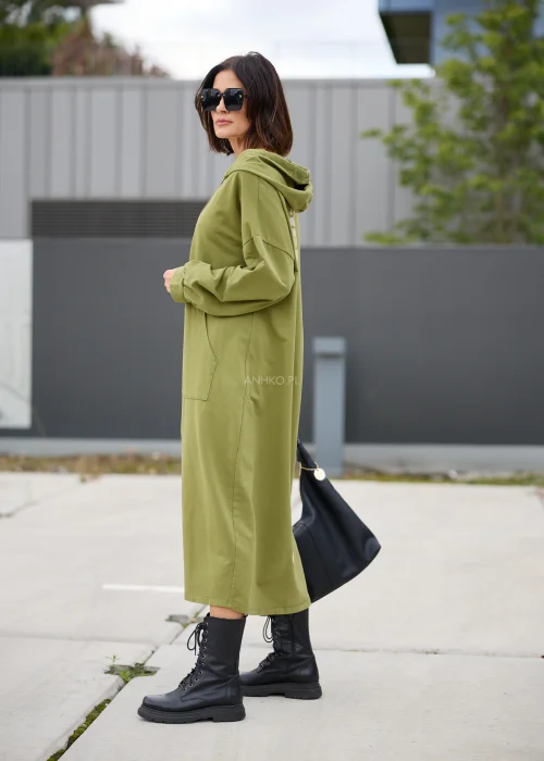 Sukienka damska maxi oversize w oliwkowozielonym kolorze, z kapturem ze sznurkami, obniżoną linią ramion, długimi rękawami i dużą kieszenią kangurką z nadrukiem.