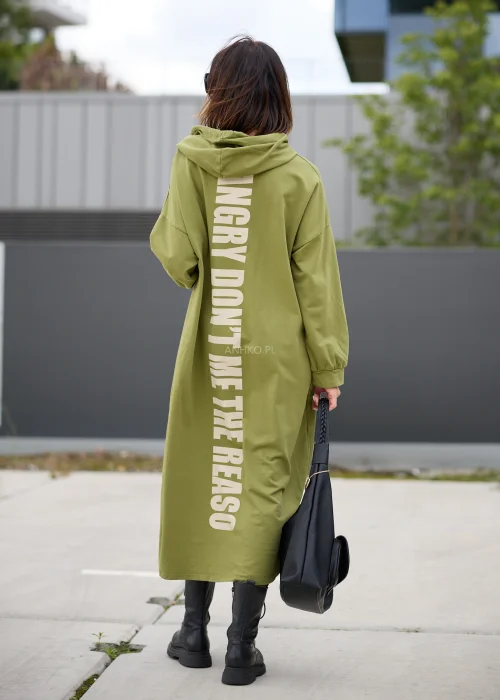 Sukienka damska maxi oversize w oliwkowozielonym kolorze, z kapturem ze sznurkami, obniżoną linią ramion, długimi rękawami i dużą kieszenią kangurką z nadrukiem.