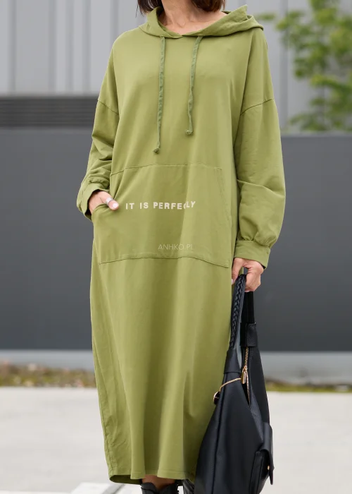 Sukienka damska maxi oversize w oliwkowozielonym kolorze, z kapturem ze sznurkami, obniżoną linią ramion, długimi rękawami i dużą kieszenią kangurką z nadrukiem.