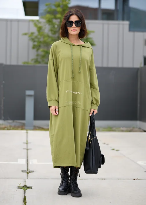 Sukienka damska maxi oversize w oliwkowozielonym kolorze, z kapturem ze sznurkami, obniżoną linią ramion, długimi rękawami i dużą kieszenią kangurką z nadrukiem.