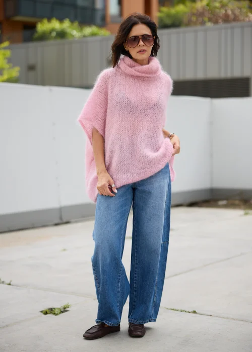 Różowy sweter damski Roselune Mohair o luźnym kroju i długich rękawach.