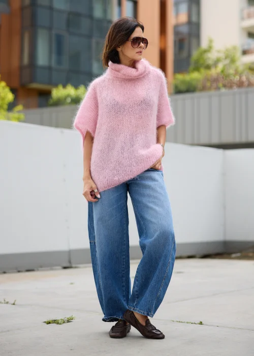 Różowy sweter damski Roselune Mohair o luźnym kroju i długich rękawach.