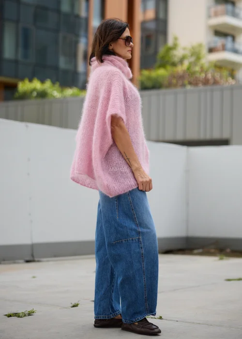 Różowy sweter damski Roselune Mohair o luźnym kroju i długich rękawach.
