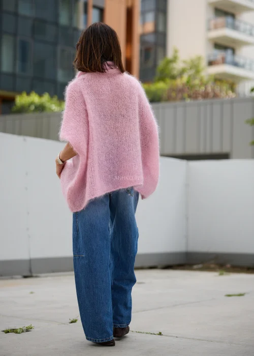 Różowy sweter damski Roselune Mohair o luźnym kroju i długich rękawach.