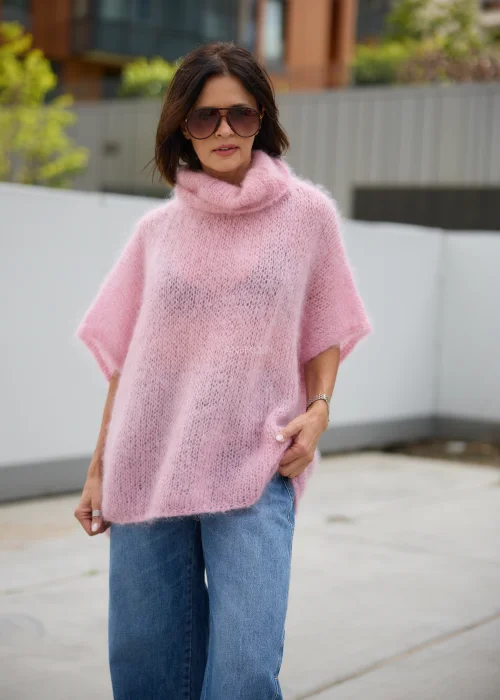 Różowy sweter damski Roselune Mohair o luźnym kroju i długich rękawach.