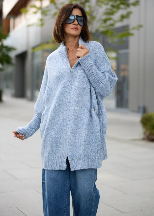 Błękitny melanżowy sweter damski Veloria Zip oversize z krótkim zamkiem i kieszeniami.
