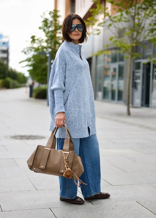 Błękitny melanżowy sweter damski Veloria Zip oversize z krótkim zamkiem i kieszeniami.