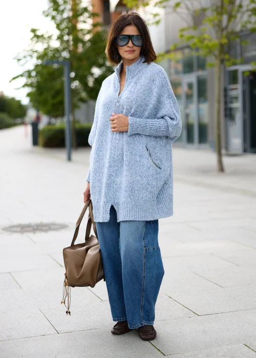 Błękitny melanżowy sweter damski Veloria Zip oversize z krótkim zamkiem i kieszeniami.