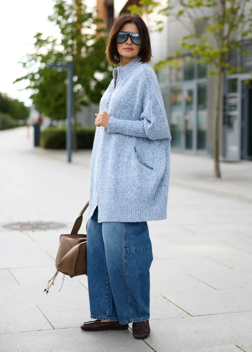 Błękitny melanżowy sweter damski Veloria Zip oversize z krótkim zamkiem i kieszeniami.