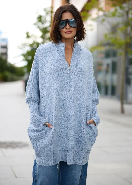 Błękitny melanżowy sweter damski Veloria Zip oversize z krótkim zamkiem i kieszeniami.