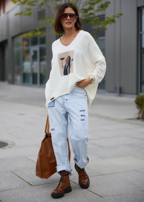 Bluzka damska oversize w kolorze ecru, z dekoltem V, długimi rękawami i ozdobną grafiką kobiety.