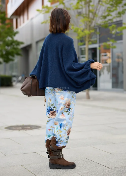Sweter damski oversize w granatowym kolorze, z okrągłym dekoltem i szerokimi, drapowanymi rękawami.