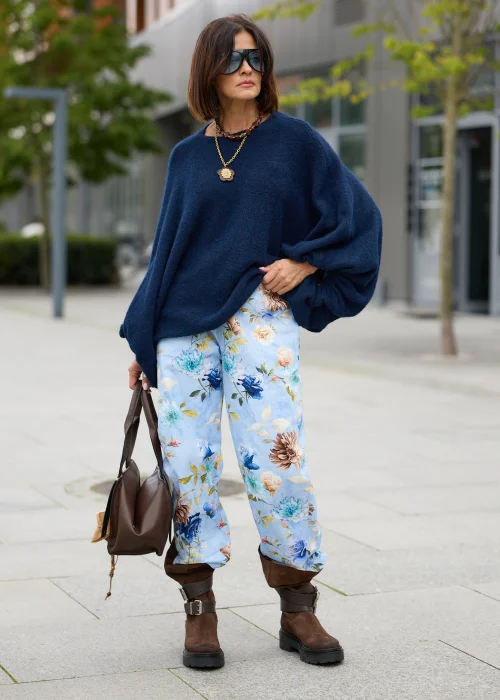 Sweter damski oversize w granatowym kolorze, z okrągłym dekoltem i szerokimi, drapowanymi rękawami.