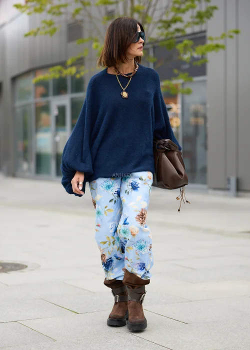 Sweter damski oversize w granatowym kolorze, z okrągłym dekoltem i szerokimi, drapowanymi rękawami.