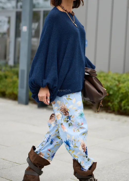 Sweter damski oversize w granatowym kolorze, z okrągłym dekoltem i szerokimi, drapowanymi rękawami.