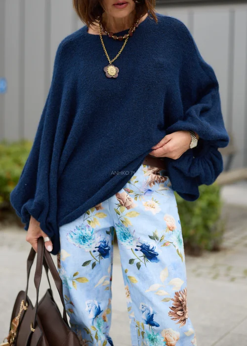 Sweter damski oversize w granatowym kolorze, z okrągłym dekoltem i szerokimi, drapowanymi rękawami.