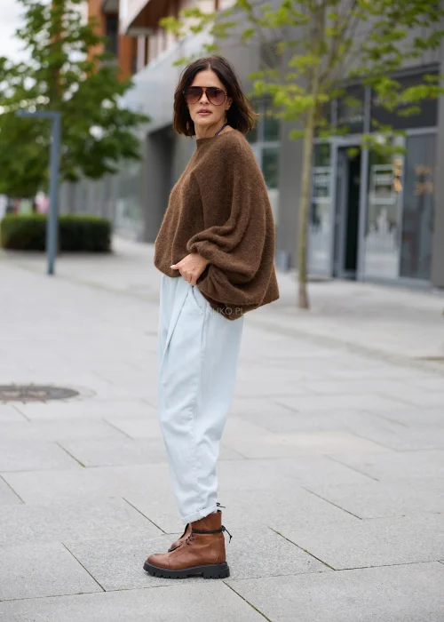 Sweter damski oversize w brązowym kolorze, z okrągłym dekoltem i szerokimi, drapowanymi rękawami.