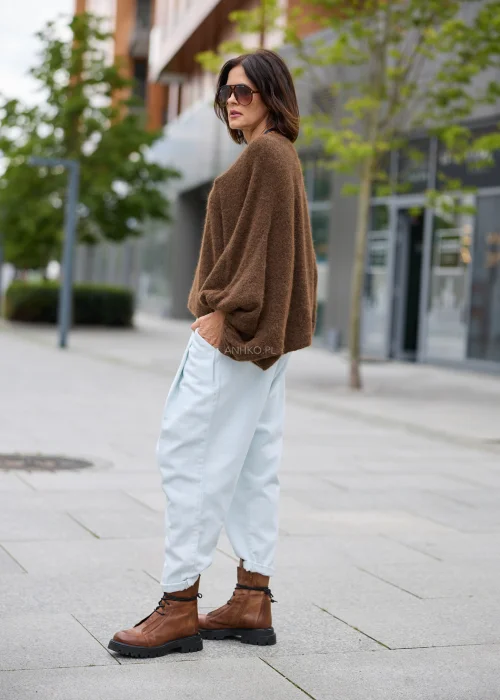 Sweter damski oversize w brązowym kolorze, z okrągłym dekoltem i szerokimi, drapowanymi rękawami.