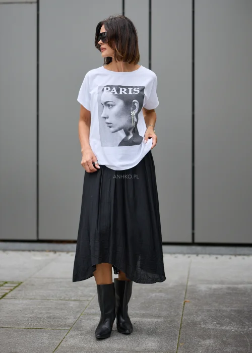 Biały T-shirt damski o luźnym kroju, z czarno-białym nadrukiem kobiety, napisem Paris i ozdobną aplikacją przy uchu.