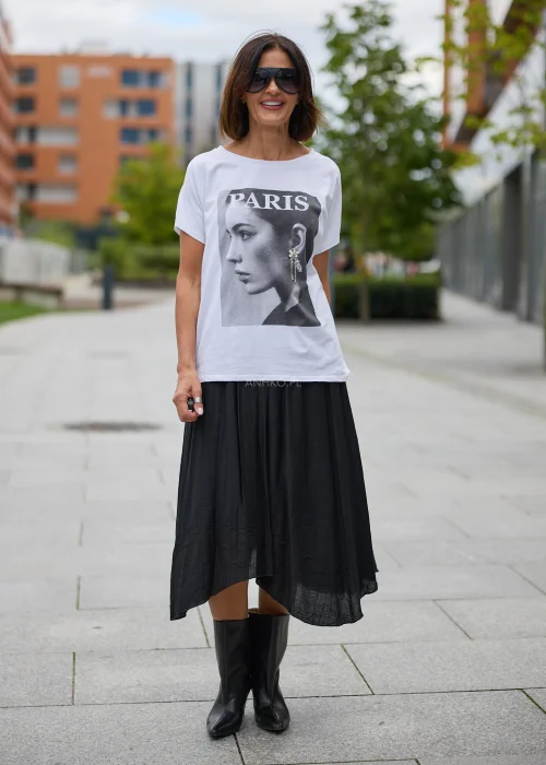 Biały T-shirt damski o luźnym kroju, z czarno-białym nadrukiem kobiety, napisem Paris i ozdobną aplikacją przy uchu.